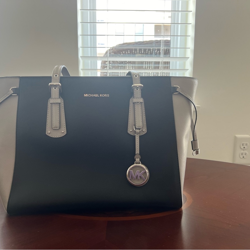 Michael Kors handbag. Voyager-black/gray. Medium